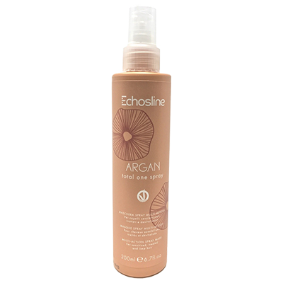 Total One Opis proizvoda: Total One je koncentrisana maska ​​s višestrukim dejstvom od Echosline-a. Ova maska hrani, hidrira, raščešljava i omekšava kosu, dok deluje protiv kovrdžanja, štiti boju i ima antistatičko dejstvo. Njegova formulacija koja se ne ispira čini ga idealnim za negu kose koja je bez sjaja i devitalizovana zbog unutrašnjih ili spoljašnjih faktora. Prednosti: Hrani i hidrira: Total One je idealan za suvu, obojenu i tretiranu kosu, pružajući joj potrebnu ishranu i hidrataciju. Raščešljava i omekšava: Ovaj proizvod pomaže u raščešljavanju neposlušne kose, čineći je mekšom bez otežavanja. Protiv kovrdžanja i antistatičko dejstvo: Deluje protiv kovrdžanja, pružajući glatkoću i sjaj, dok eliminiše statički elektricitet. Zaštita boje i restrukturiranje: Pojačava i štiti kozmetičku boju, dok restrukturira oštećenu kosu, dajući joj volumen i telo. Zaštita od toplote i UV zraka: Štiti kosu od toplote, vlage i UV zraka, zapečaćujući ispucale vrhove i olakšavajući oblikovanje i zaglađivanje. Kako koristiti: Naprskati na vlažnu kosu, počešljati i nastaviti s oblikovanjem. Sastojci: Total One je obogaćen arganovim uljem, lanenim semenom i proteinima svile, koji dubinski neguju i osvetljavaju kosu za izvrstan efekat. 15 DEJSTAVA: Hrani i hidrira suvu/obojenu/tretiranu kosu. Raščešljava neposlušnu kosu. Omekšava bez otežavanja. Protiv kovrdžanja. Antistatičko dejstvo. Pojačava i štiti kozmetičku boju. Restrukturira oštećenu kosu. Daje volumen i telo tankoj kosi. Zatvara kutikulu. Štiti od toplote, vlage i UV zraka. Zapečati ispucale vrhove. Olakšava oblikovanje i zaglađivanje. Antioksidant. Prosvetljujuće dejstvo. Nježno parfimiše kosu. Zaključak: Total One je sveobuhvatna maska ​​za kosu koja pruža 15 različitih kozmetičkih dejstava. Idealan je za negu suve, obojene i tretirane kose, čineći je mekšom, sjajnijom i zaštićenom od korena do vrhova. Zahvaljujući inovativnoj formulaciji koja kombinuje arganovo ulje, laneno seme i proteine svile, kosa će biti dubinski nahranjena, hidrirana i osvetljena. Total One je savršeno rešenje za sve koji žele da poboljšaju izgled i zdravlje svoje kose, pružajući joj sveobuhvatnu negu i zaštitu.